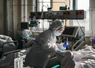 В России за сутки выявили 11 823 случая заражения коронавирусом. Это минимум с 8 октября