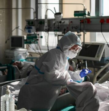 В России за сутки выявили 11 823 случая заражения коронавирусом. Это минимум с 8 октября