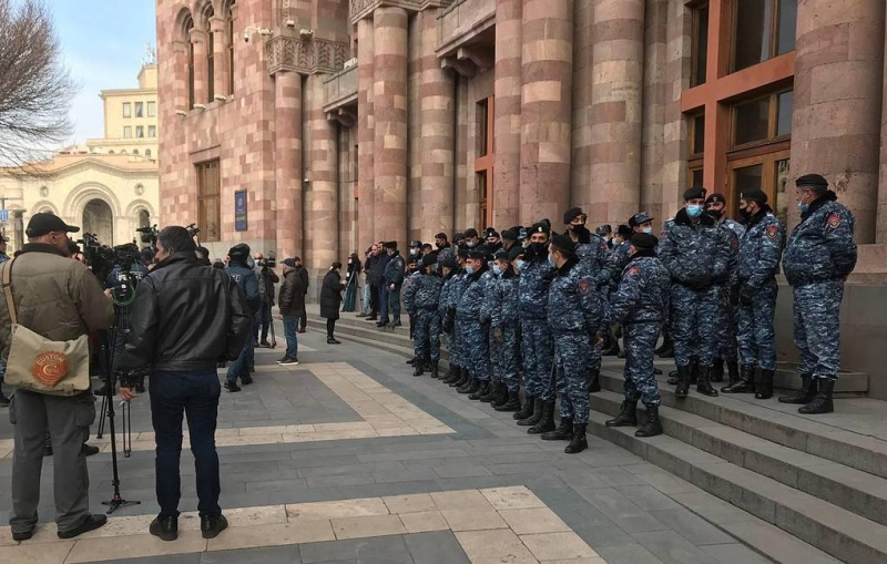 Военные потребовали отставки Пашиняна.
Что известно о ситуации в Армении