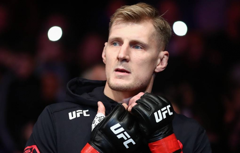 Волков нокаутировал Оверима на турнире UFC в Лас-Вегасе

