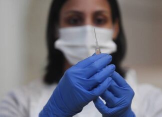 ВОЗ рекомендовала два варианта вакцины AstraZeneca от COVID-19 для экстренного применения