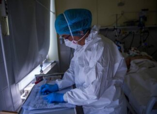 Заболеваемость коронавирусом в мире упала вдвое по сравнению с началом года