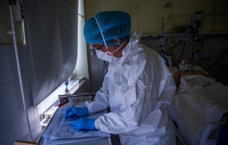 Заболеваемость коронавирусом в мире упала вдвое по сравнению с началом года