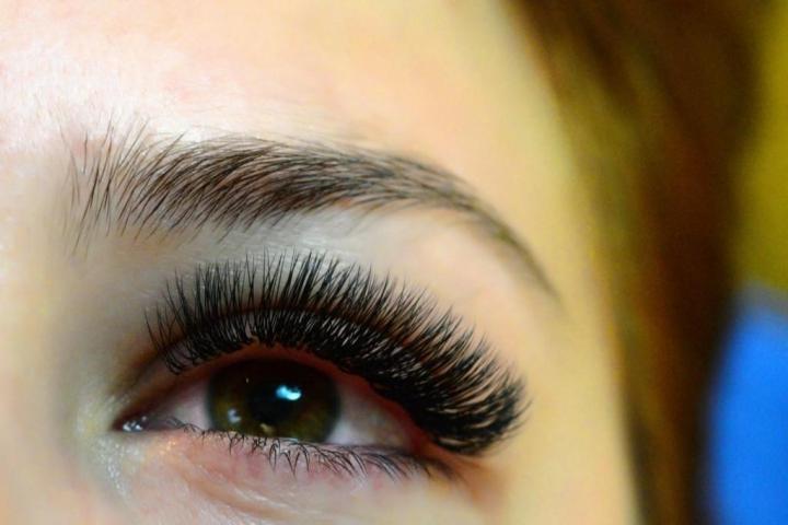 Наращивание ресниц в салоне красоты Bloomnails