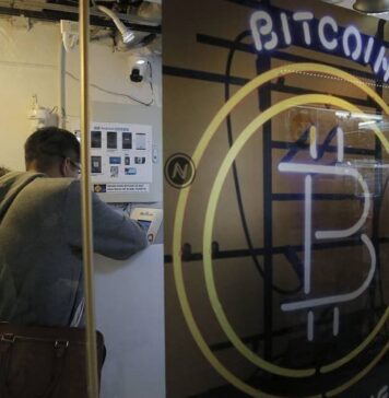 Биткойн снизился более чем на 10%