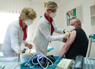 Bloomberg: провал вакцинации грозит ЕС потерей €100 млрд и туристического сезона