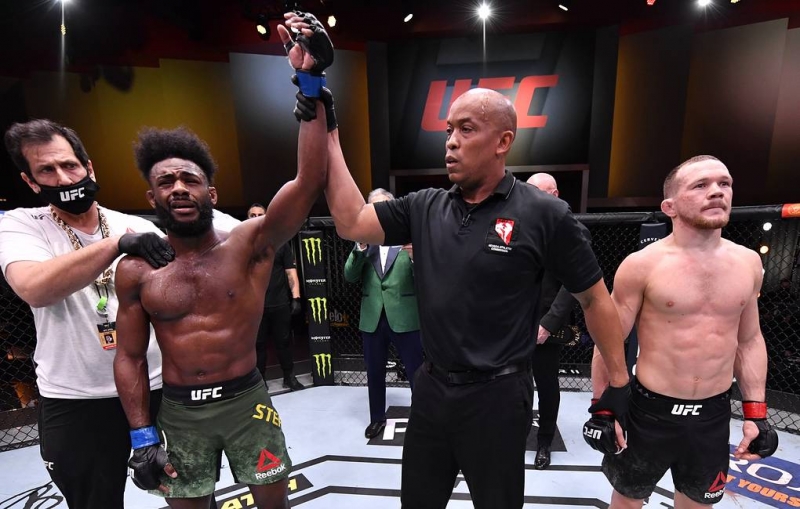 Бои по правилам.
Петр Ян лишился титула чемпиона UFC из-за запрещенного удара коленом