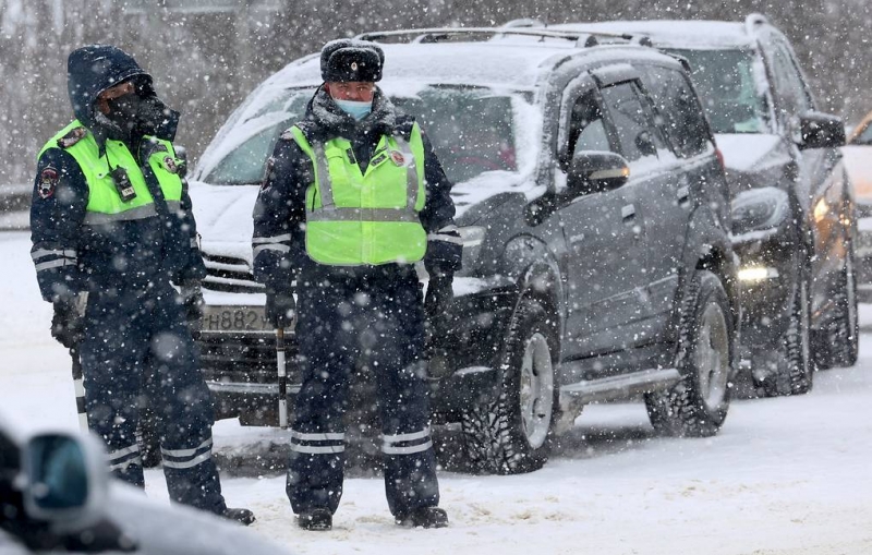 Две массовые аварии с 17 автомобилями произошли на 93-м км МКАД

