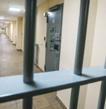 Экс-сотрудника департамента госзакупок Минобороны приговорили к 6,5 года колонии за взятку