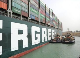 Глава управления Суэцкого канала заявил, что застрявшее судно не удалось сдвинуть с места