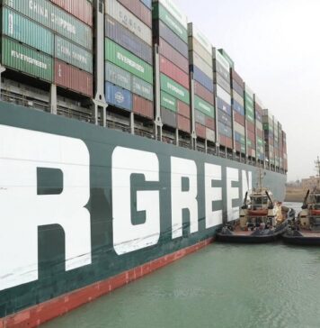 Глава управления Суэцкого канала заявил, что застрявшее судно не удалось сдвинуть с места