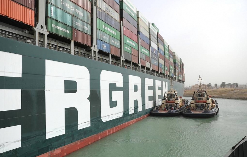 Глава управления Суэцкого канала заявил, что застрявшее судно не удалось сдвинуть с места

