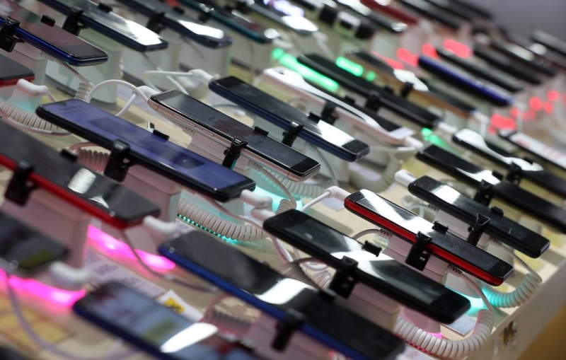 Госдума ввела штрафы до 200 тыс. рублей за продажу гаджетов без российских приложений