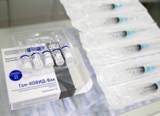 Источник в Кремле: США принижают вклад РФ в борьбу с СОVID-19, дискредитируя «Спутник V»