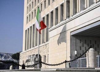 Италия высылает двух сотрудников российского посольства