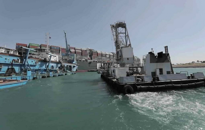 Контейнеровоз Ever Given сняли с мели

