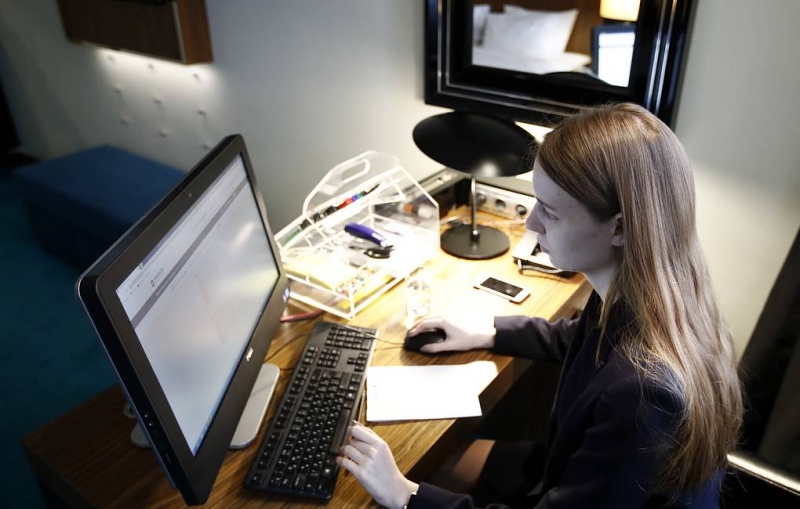 Минцифры планирует внедрить на "Госуслугах" механизм заключения договоров по покупке машин

