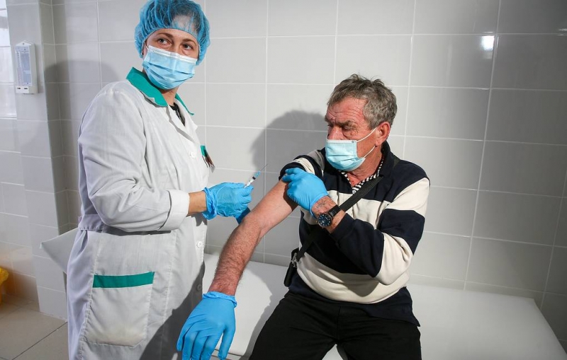 Минздрав завершил оценку вакцины "Эпиваккорона" для применения у людей старше 60 лет