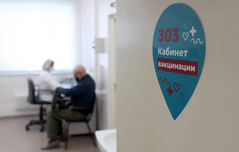 Около 1 тыс. москвичей заразились коронавирусом после вакцинации