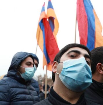 Оппозиционеры ворвались в здание администрации центрального района Еревана