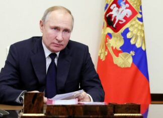 Путин рекомендовал защитить от списания по долгам минимальный доход граждан