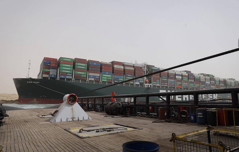 Reuters: работы по снятию с мели судна в Суэцком канале приостановили