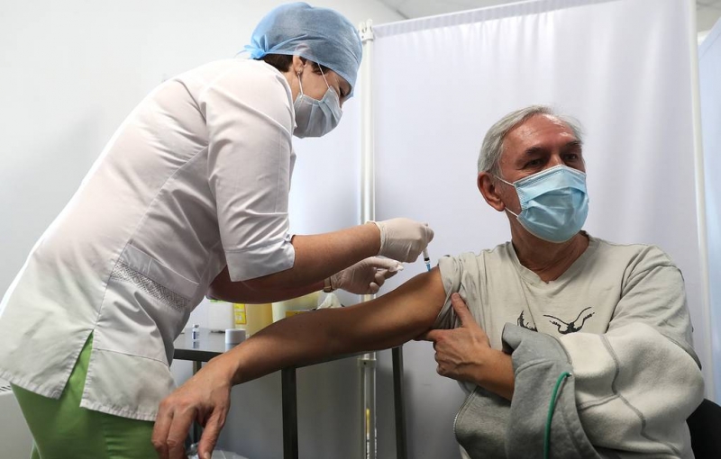 Россия лидирует в Европе по числу завершивших курс вакцинации от коронавируса

