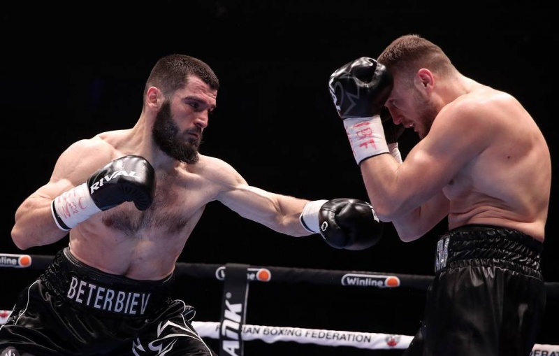 Россиянин Бетербиев победил Дайнеса и защитил два титула чемпиона мира по боксу