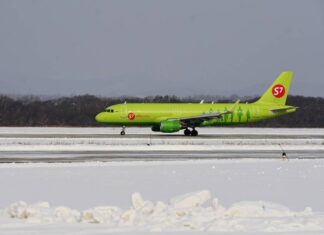 Самолет S7 вернулся в аэропорт Новосибирска после взлета из-за неполадок с двигателем