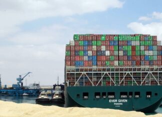 СМИ: застрявший в Суэцком канале контейнеровоз сдвинулся с места