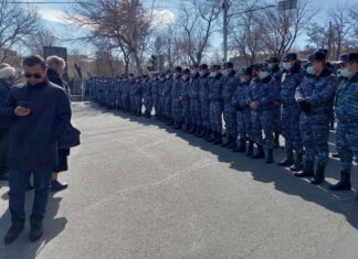 Стычки между протестующими и полицией начались у резиденции президента Армении