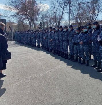 Стычки между протестующими и полицией начались у резиденции президента Армении