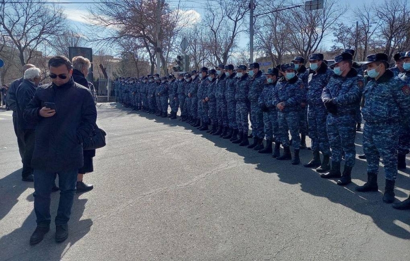 Стычки между протестующими и полицией начались у резиденции президента Армении