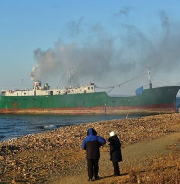 В Японском море из-за пожара эвакуировали российских рыбаков