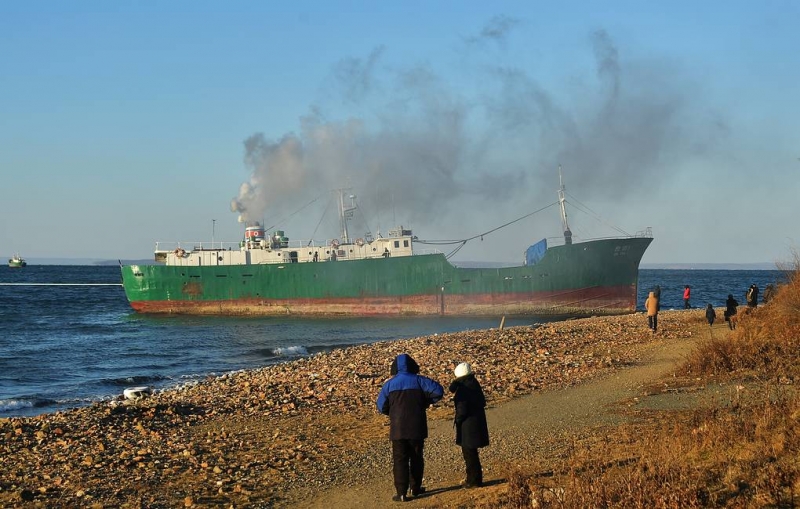 В Японском море из-за пожара эвакуировали российских рыбаков

