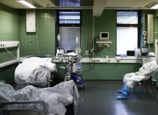 В России за сутки выявили 10 253 заразившихся коронавирусом. Это минимум с 3 октября