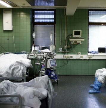 В России за сутки выявили 10 253 заразившихся коронавирусом. Это минимум с 3 октября