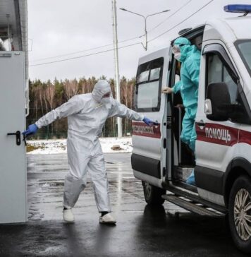 В России за сутки выявили 10 565 заразившихся коронавирусом. Это минимум с 4 октября