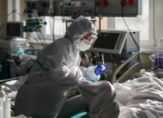 В России за сутки выявили 10 595 случаев заражения коронавирусом