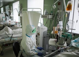 В России за сутки выявили 8 998 заразившихся коронавирусом. Это минимум с 1 октября