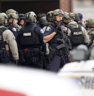 WSJ: шесть человек погибли при стрельбе в Колорадо