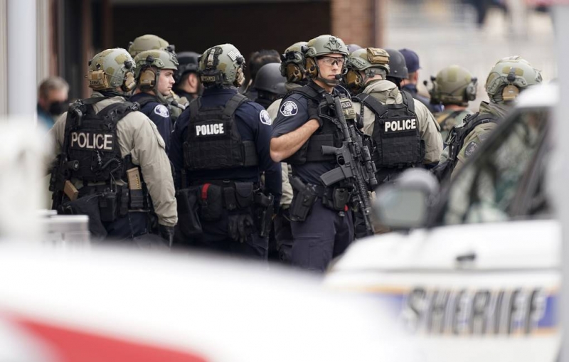 WSJ: шесть человек погибли при стрельбе в Колорадо