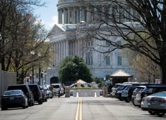 Автомобиль сбил двух полицейских у Конгресса