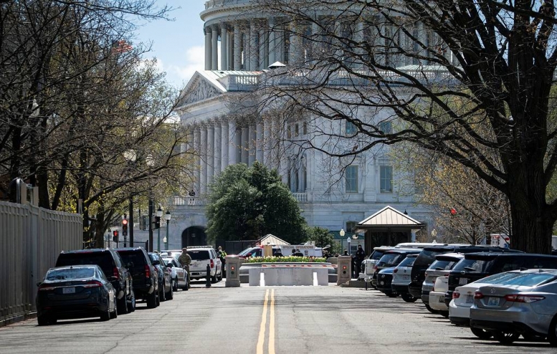 Автомобиль сбил двух полицейских у Конгресса

