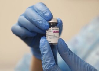 Британский регулятор сообщил о 30 случаях тромбоза после применения вакцины AstraZeneca