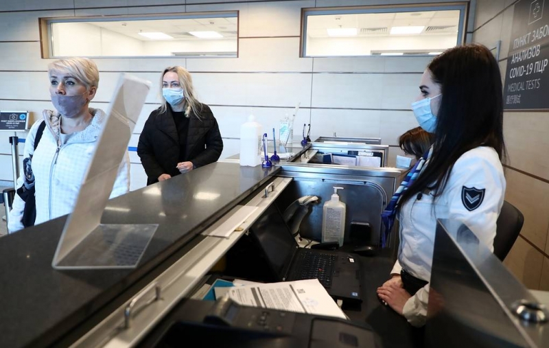 "Известия": в аэропортах предложили создать коридоры для вакцинированных от коронавируса

