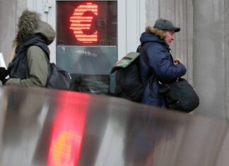 Курс евро поднялся выше 90 рублей