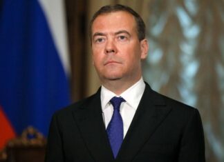 Медведев заявил, что переход к четырехдневной рабочей неделе должен быть постепенным