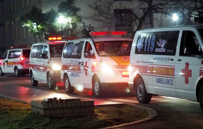 На востоке Тайваня пассажирский поезд сошел с рельсов

