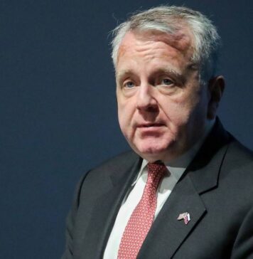 Посол США в Москве сообщил, что возвращается в Вашингтон для консультаций